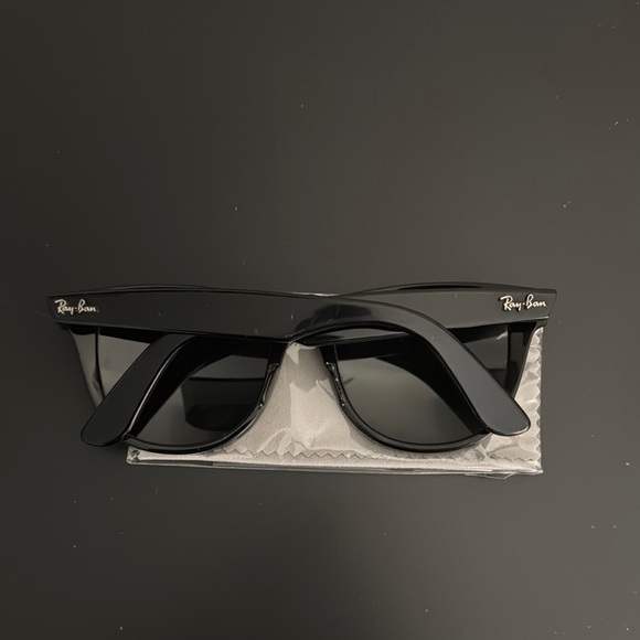 Ray-Ban Black Wayfarer Sunglasses - Picture 3 of 9